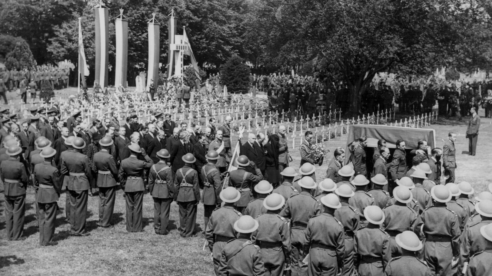 Soldiers attend Sikorski’S Funeral At Newark