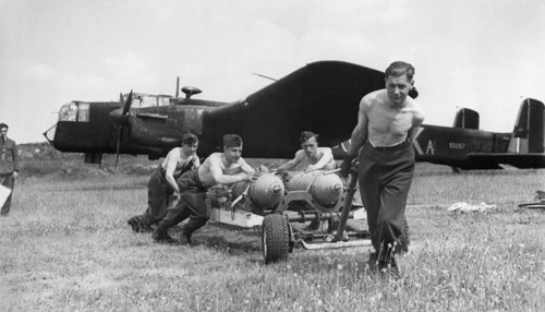 kingussie arming a whitley at raf kinloss 19 otu iwm hu 107783 resize700 min