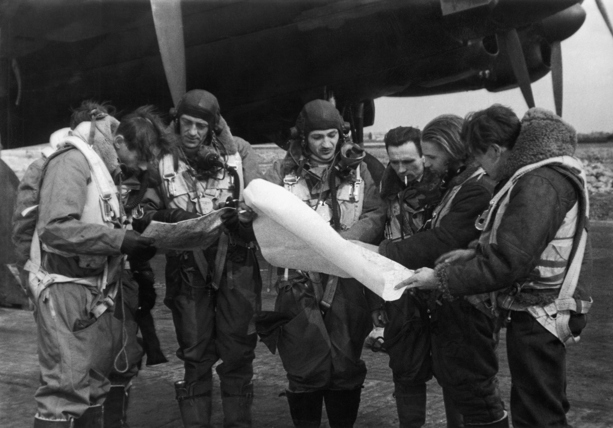 newark polish aircrew examine maps before mission iwm hu 128892