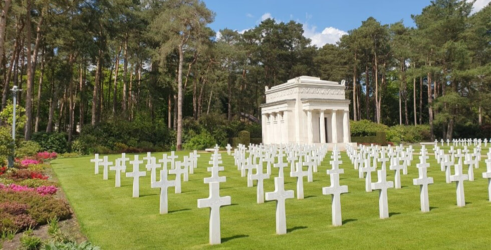American headstones and chapel at Brookwood Military Cemetery
