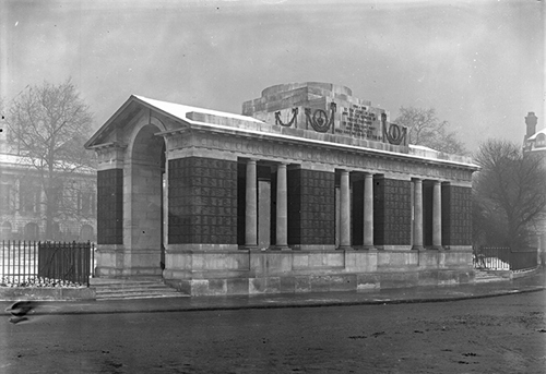 1025 tower hill mem london jpeg resize700