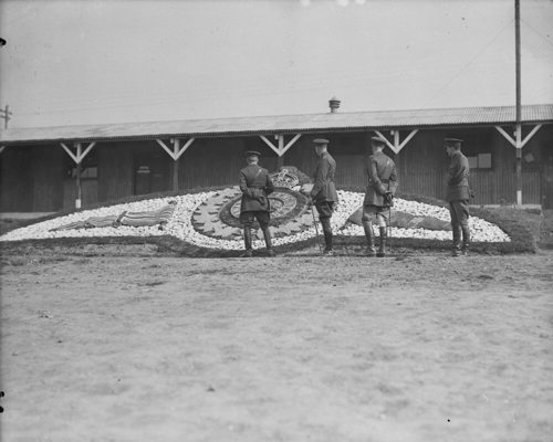 seaford lac pa005218 visiting cigs inspecting can corps unit badge march 1918
