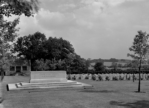 4110 001 raf section in harrogate cemetery yorkshire resize700